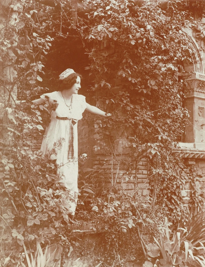 Charles Augustin Lhermitte - Jeune femme dans la végétation d'une maison