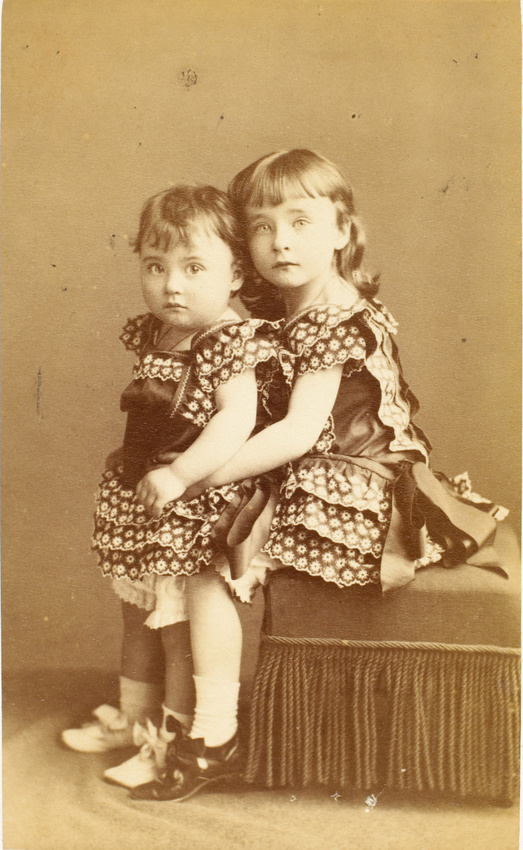 Modeste Chambay - Jeanne et Madeleine Lorey, deux petites filles, l'une contre l...
