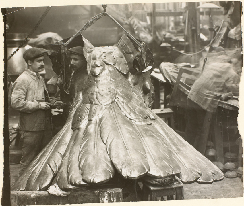 Anonyme - Atelier Monduit, ouvrier travaillant à l'exécution du Phénix en cuivre...