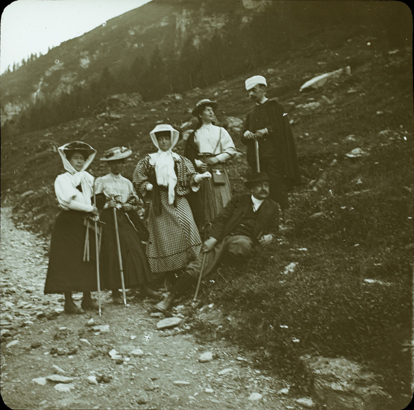 Anonyme - Groupe d'alpinistes dans la montagne
