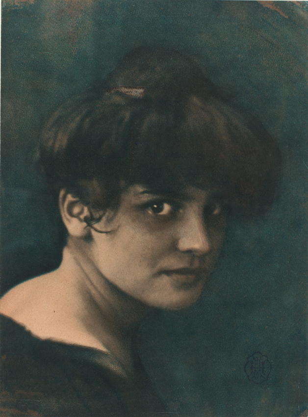 André Hachette - Portrait de femme au chignon, épaule de profil, visage de trois...