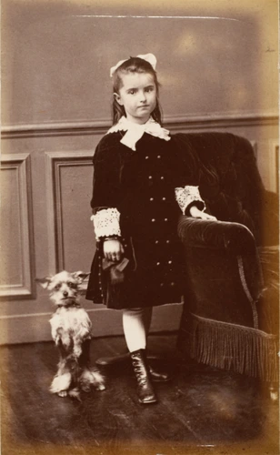 E. Flamant - Petite fille debout à côté d'un petit chien en faisant le beau