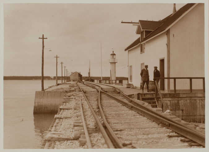 Anonyme - Anticosti, le port, vue du phare et du chemin de fer