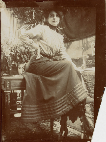Alphonse Mucha - Modèle posant dans l'atelier de Mucha, étude pour le programme ...