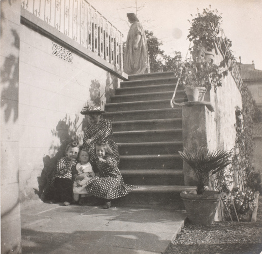 Maurice Denis - Noële, Bernadette, Madeleine, Anne-Marie, assises sur l'escalier...