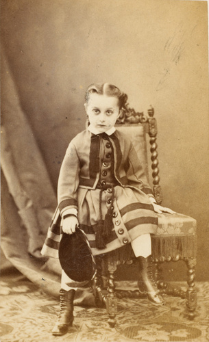 Alophe - Mlle Pauwells assise à moitié sur une chaise