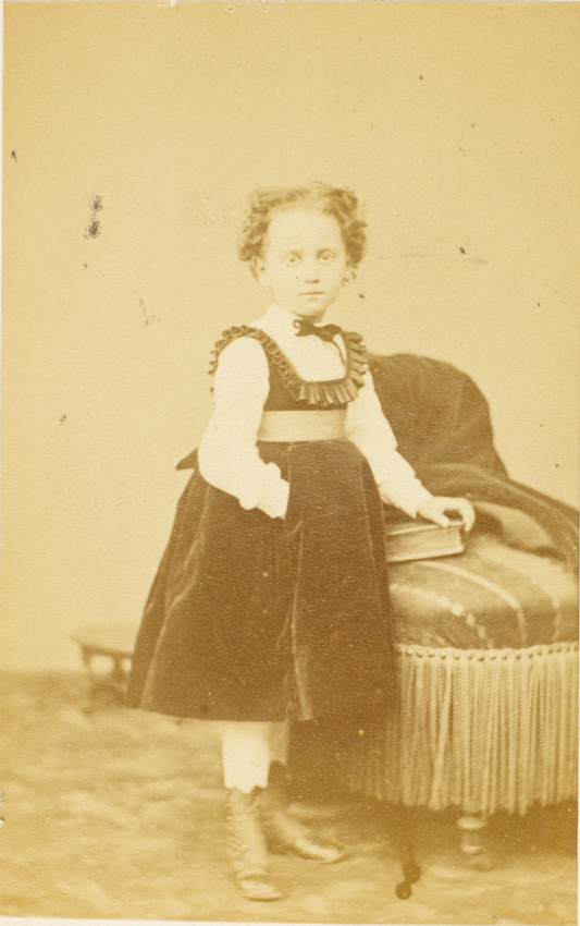 Michel Berthaud - Laure Eiffel enfant, debout, en pied