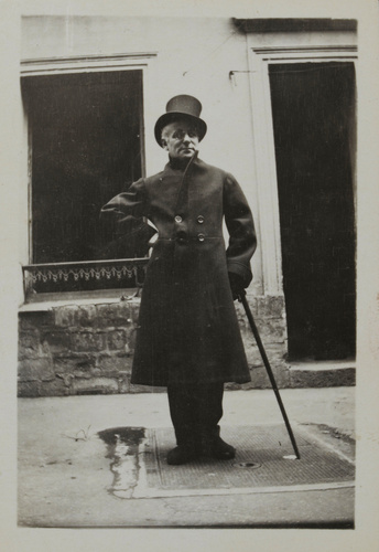 Anonyme - Max Jacob en redingote et haut-de-forme, appuyé sur une canne