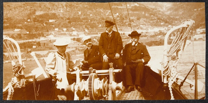 Anonyme - Gustave Eiffel et trois autres personnes assis au bord d'un voilier da...