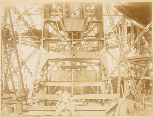 Emile Durandelle - Sur une des plate-formes de la Tour Eiffel, échaffaudages des...