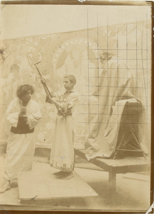 Alphonse Mucha - Modèles posant dans l'atelier de l'artiste (au fond, La Bosnie ...