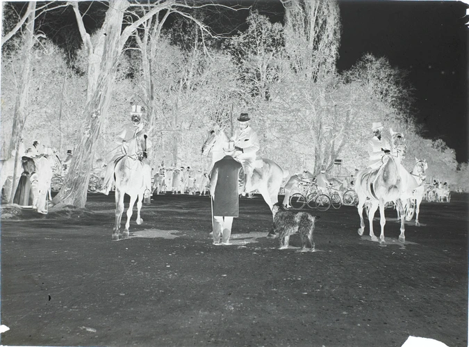Trois cavaliers à l'arrêt, homme discutant avec un chien, au Bois de Boulogne - Henri Lemoine