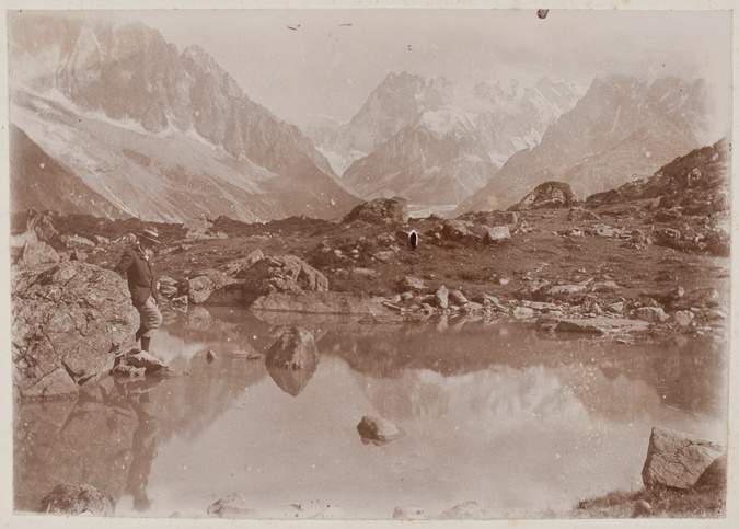 Anonyme - Un homme debout au bord d'un lac, paysage de montagne