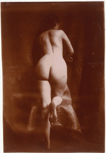 François-Rupert Carabin - Femme nue debout, de dos, jambe droite pliée