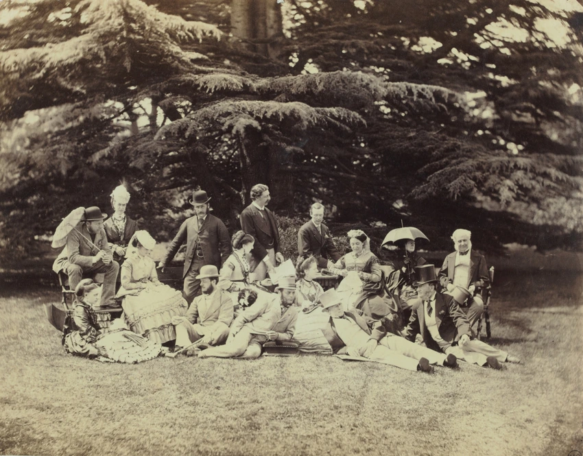 Groupe de seize personnages dans un jardin ou parc - Georgiana Louisa Berkeley