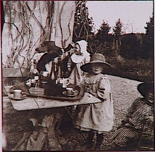Edouard Vuillard - Le Repas de Vivette : Mme Mertzdorff donnant à manger à Vivet...