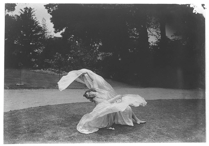 Harry C. Ellis - Loïe Fuller dansant, bras gauche levé