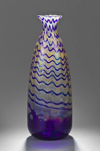 Anonyme - Vase de forme ovoïde, décoré de motifs de vaguelettes