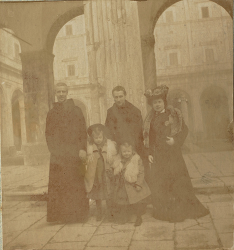 Maurice Denis - Verkade, Père Adalbert et Marthe avec Noële et Bernadette devant...