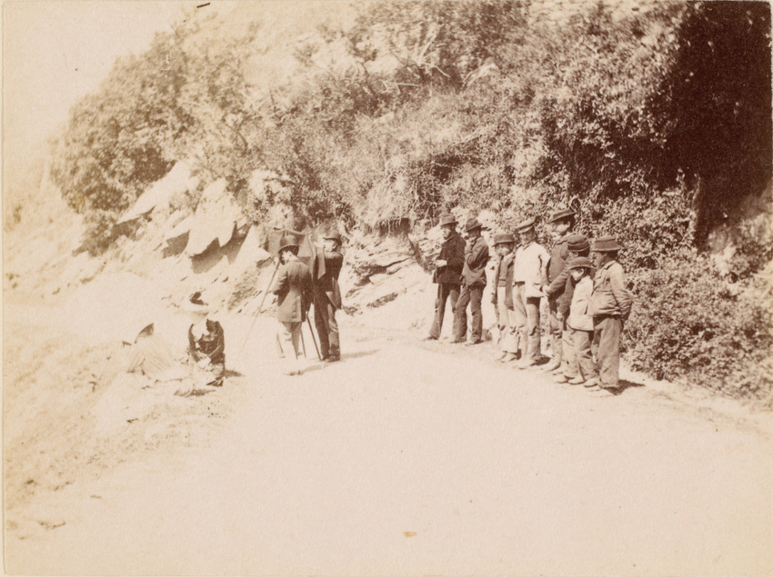 Gustave Eiffel - Homme se préparant à photographier un groupe de personnes au bo...