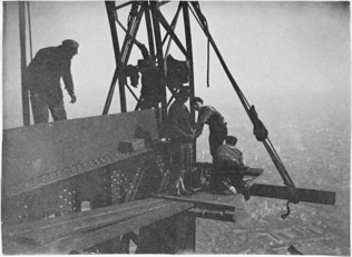 La Tour Eiffel - Cinq ouvriers au travail sur une partie du dernier étage au pied du "Campanile" - Henri Rivière