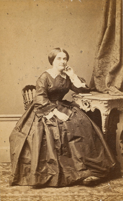 Numa-Blanc fils - Femme assise, le coude gauche sur le livre