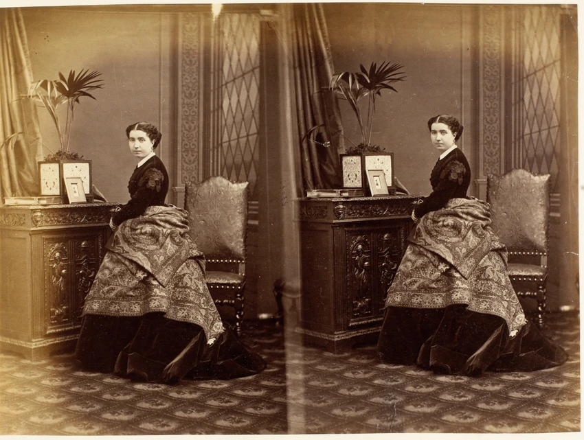 André Adolphe Eugène Disdéri - Mme Victoria Lafontaine en pied, en deux poses