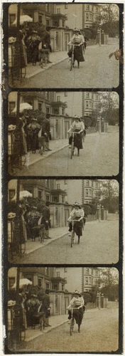 Auguste Lumière - Plaque 20, film 247, Londres, cycliste et cavaliers arrivant a...