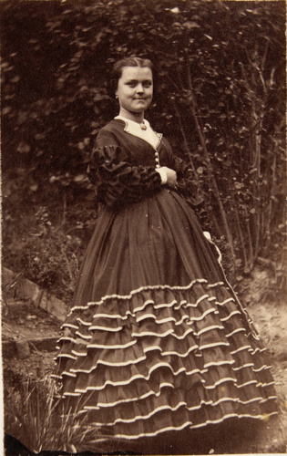 Achille Bonnuit - Jeune femme en pied dans le jardin