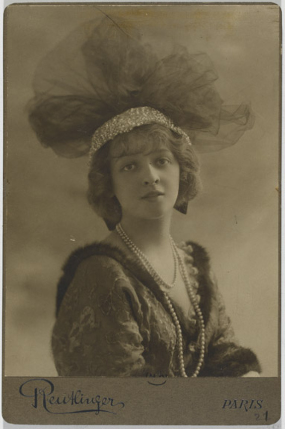 Léopold Reutlinger - Jane Renouardt en buste, avec un bonnet de tulle