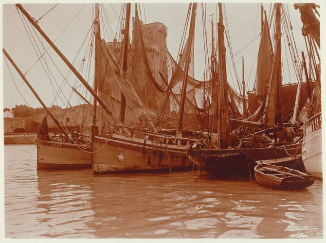 Charles Augustin Lhermitte - La Rochelle, voiliers amarrés au port, et la tour S...