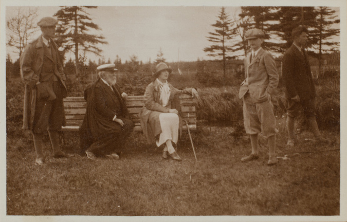 Anonyme - Anticosti, Simone, Gaston, Claude et Hubert Menier dans le jardin de l...
