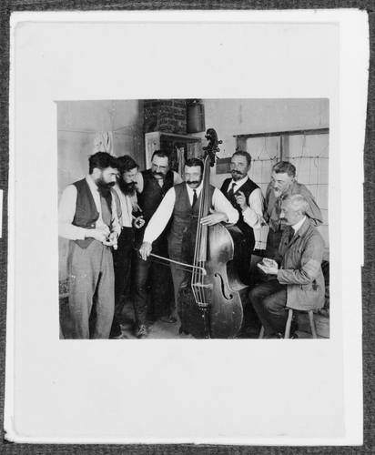 André de Boudinhon - Contrebassiste et musiciens dans une chambre du camp, Holzm...