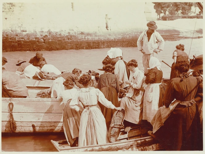 Charles Augustin Lhermitte - La Rochelle, groupe de femmes sur des barques