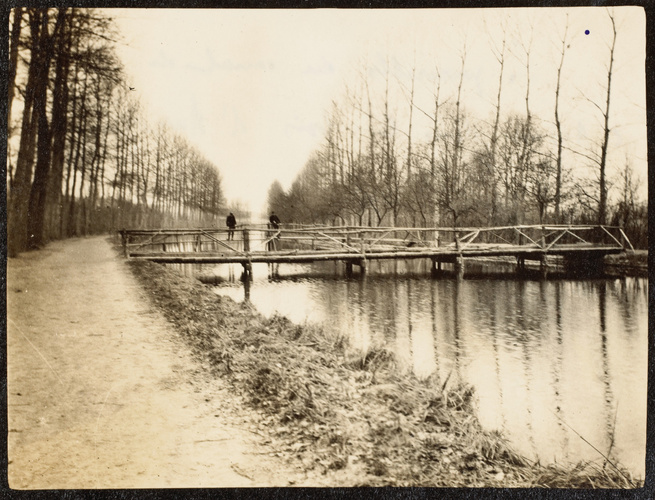 Anonyme - Les Passerelles du canal de l'Aisne dans le bois d'Auzoy, avril 1915