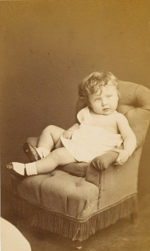 Modeste Chambay - Jeune enfant assis dans un fauteuil