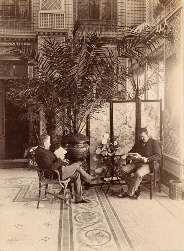 Anonyme - Gustave Eiffel et Adolphe Salles lisant dans le salon du château des B...