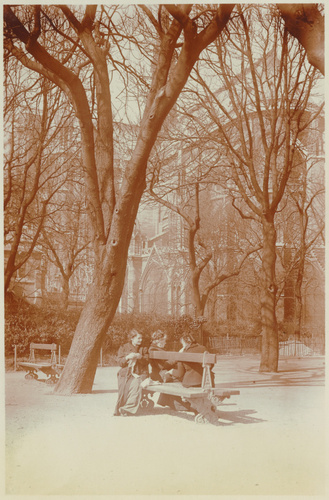 Charles Augustin Lhermitte - Paris, trois ménagères dans le square Jean XXIII et...