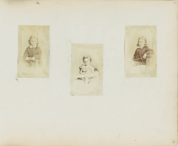 Georgiana Louisa Berkeley - Trois portraits : petit garçon de face mains sur le ...