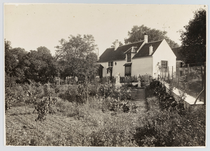 Façade, mur de pignon et potager de la maison de Lili et Albert Grenier à Villers-sur-Morin