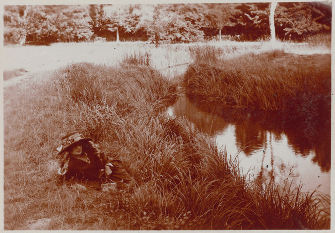 Charles Augustin Lhermitte - Jeune femme élégante étendue dans l'herbe près d'un...