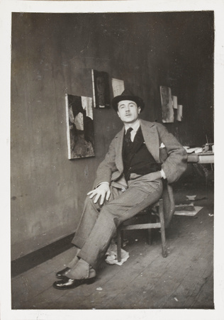 Anonyme - Paul Guillaume en chapeau, assis, dans l'atelier de Modigliani