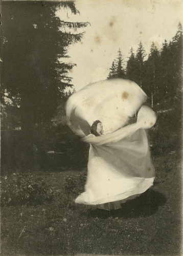 Anonyme - Yvonne Rouart dansant dans une robe prêtée par Loïe Fuller