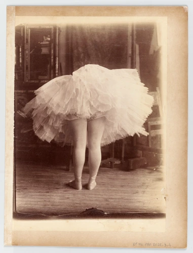 Anonyme - Lili Grenier en danseuse, penchée en avant, dans l'atelier d'Albert de...