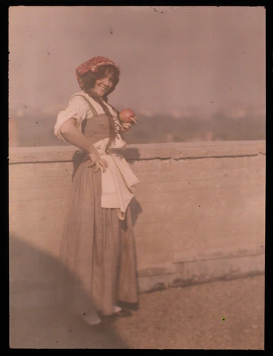 Jeune femme debout, tenant une pomme - Paul Haviland