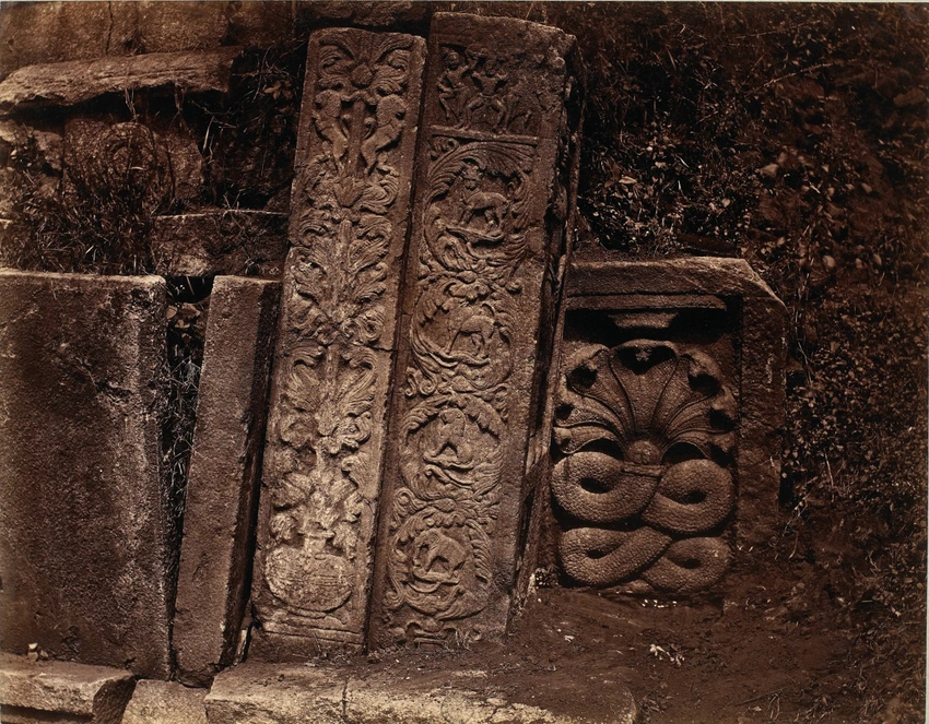 Anonyme - Stèles du frontispice ouest à l'Abhaya Giri Dagoba à Anuràdhapura