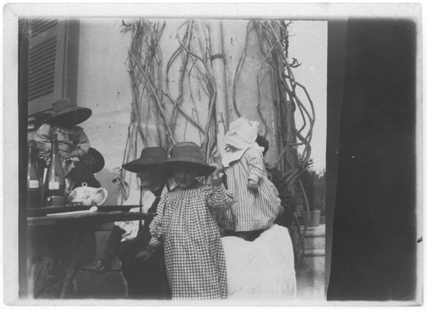 Autour d'une table, Bonnard tenant Renée dans ses bras, Mme Mertzdorff, une petite fille et une domestique tenant Vivette sur ses genoux - Edouard Vuillard