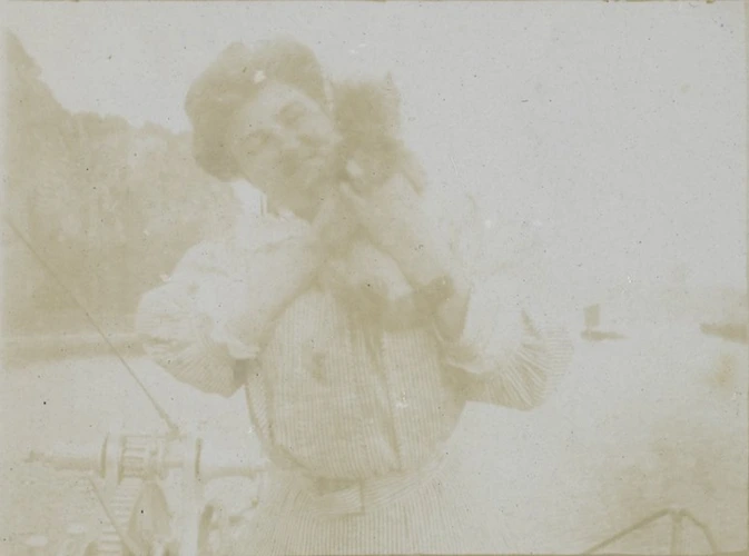 Misia tenant son griffon, à l'arrière du bateau - Pierre Bonnard