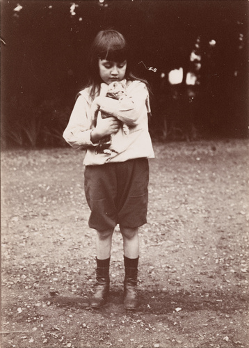 Emile Zola - Jacques, debout, de face, porte dans ses bras un chat et baisse les...