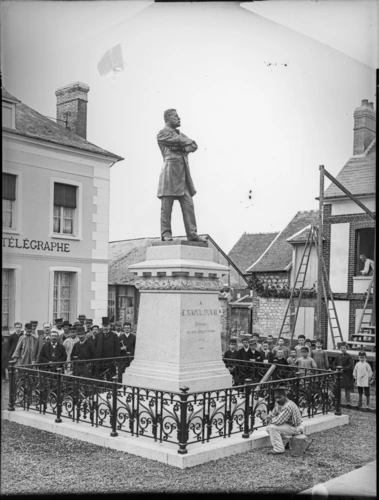 Louis Emile Décorchemont - Monument à Raoul Duval par Louis Emile Décorchemont à...